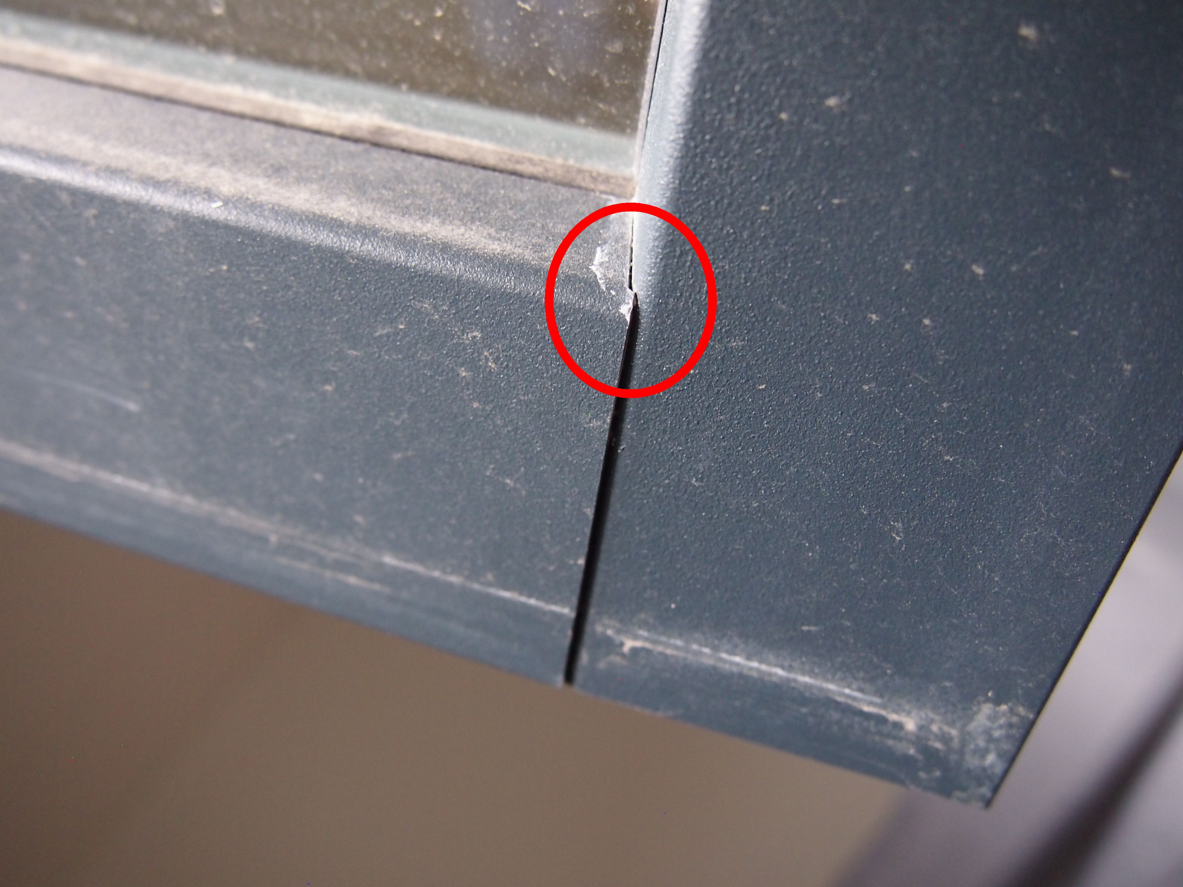 Schlampig geschnittene Alubekipsung bei einem Fenster