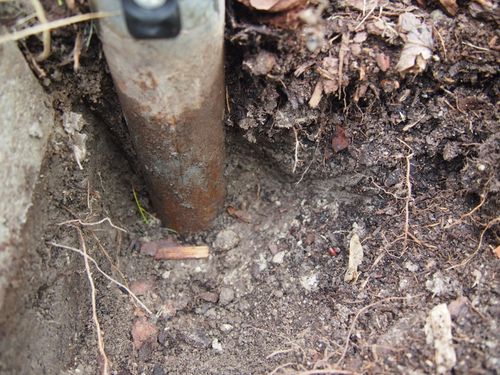 Falsche Verzinkung für einen Zaunsteher – Rost tritt innerhalb kürzester Zeit auf