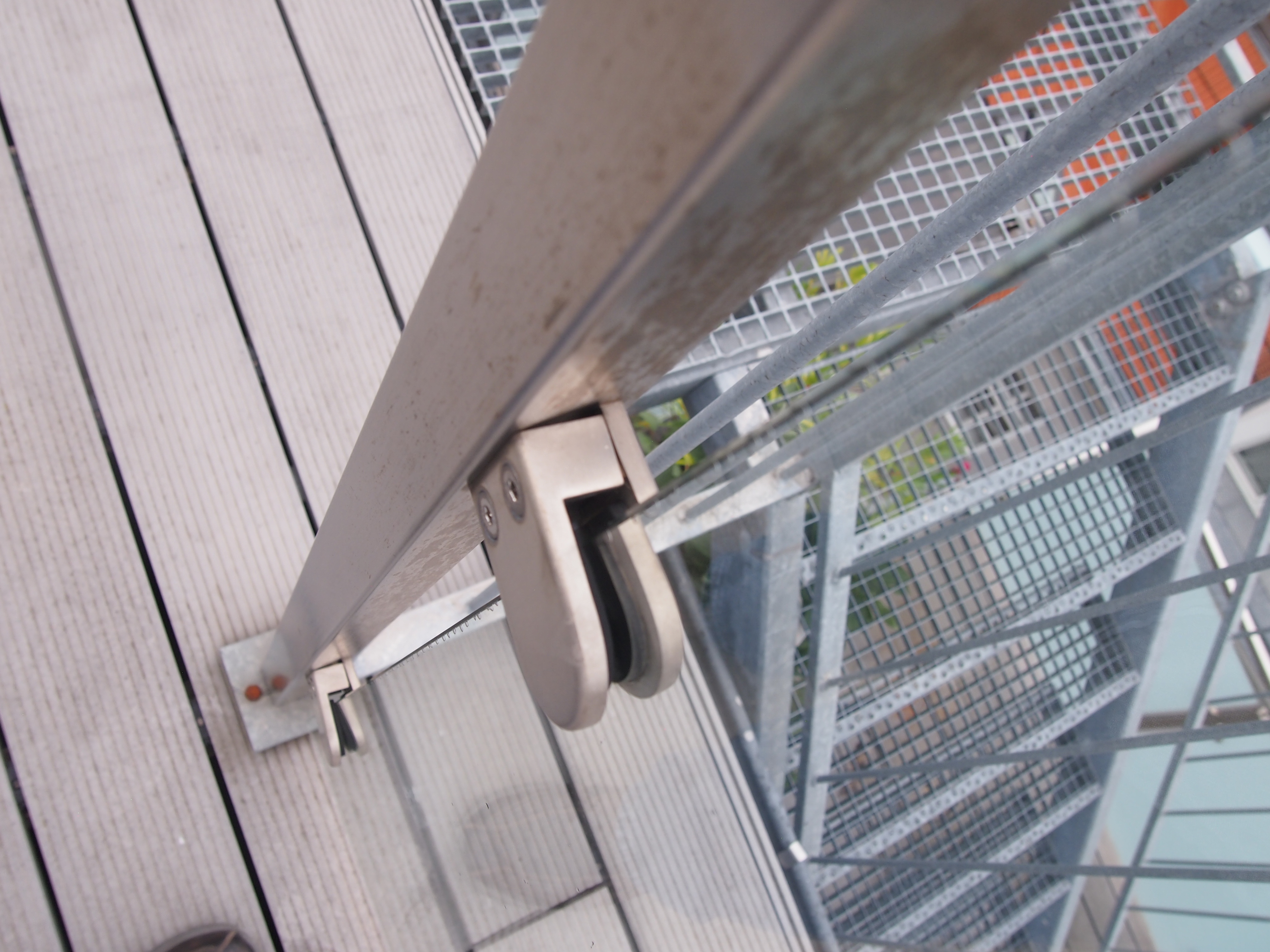 Nicht zur Glasdicke passende Glashalter bei einem Geländer