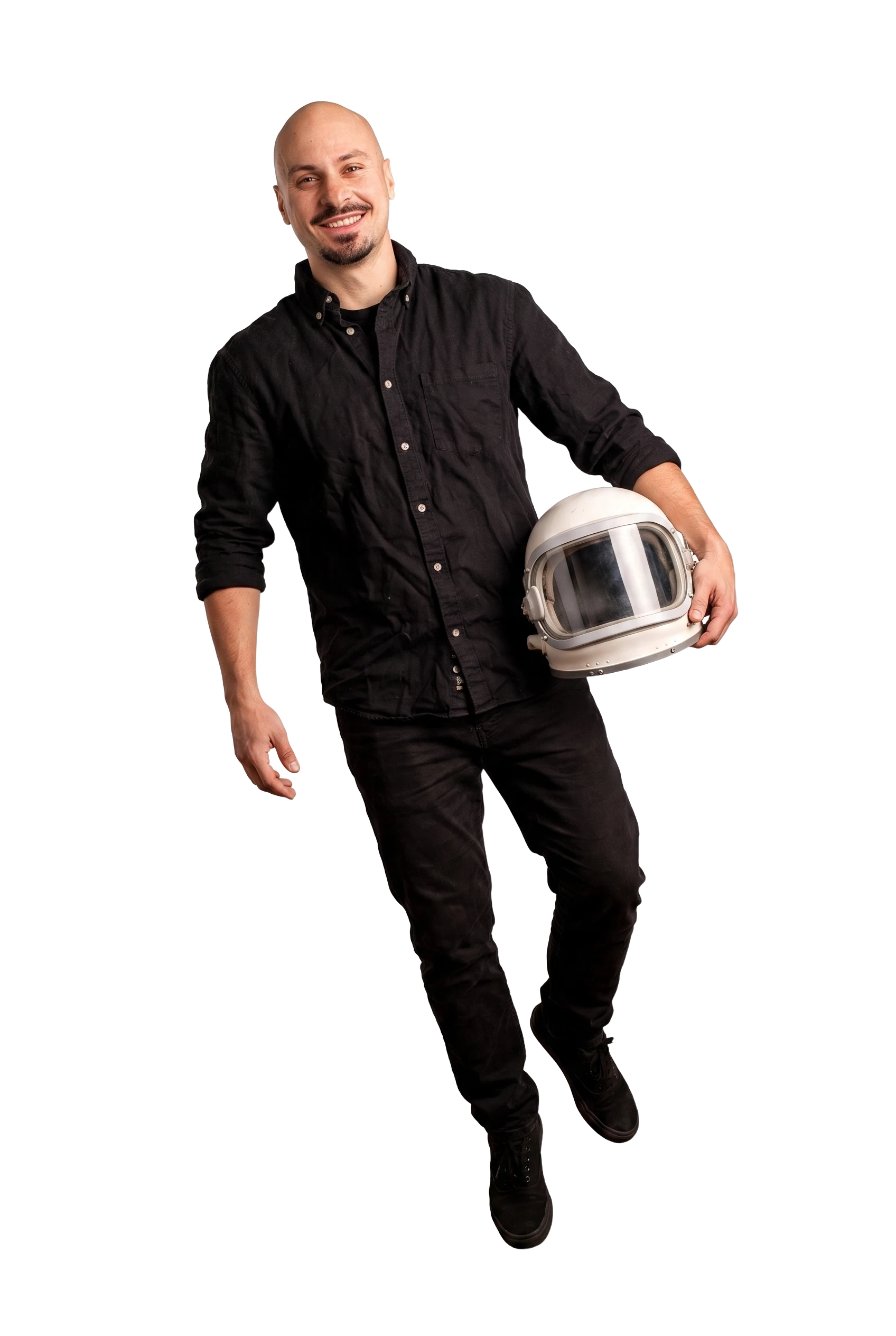 Lächelnder Mann in schwarzem Hemd hält einen weißen Astronautenhelm in der rechten Hand.