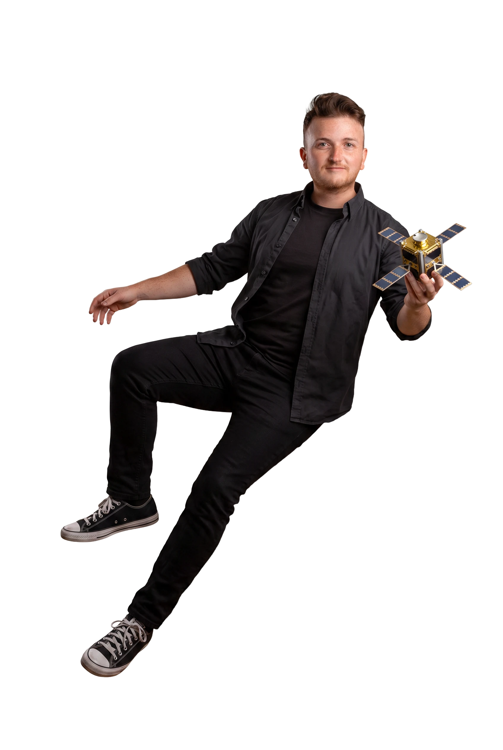 Mann in schwarzer Kleidung hält ein Satellitenmodell in der Hand, als würde er schweben.