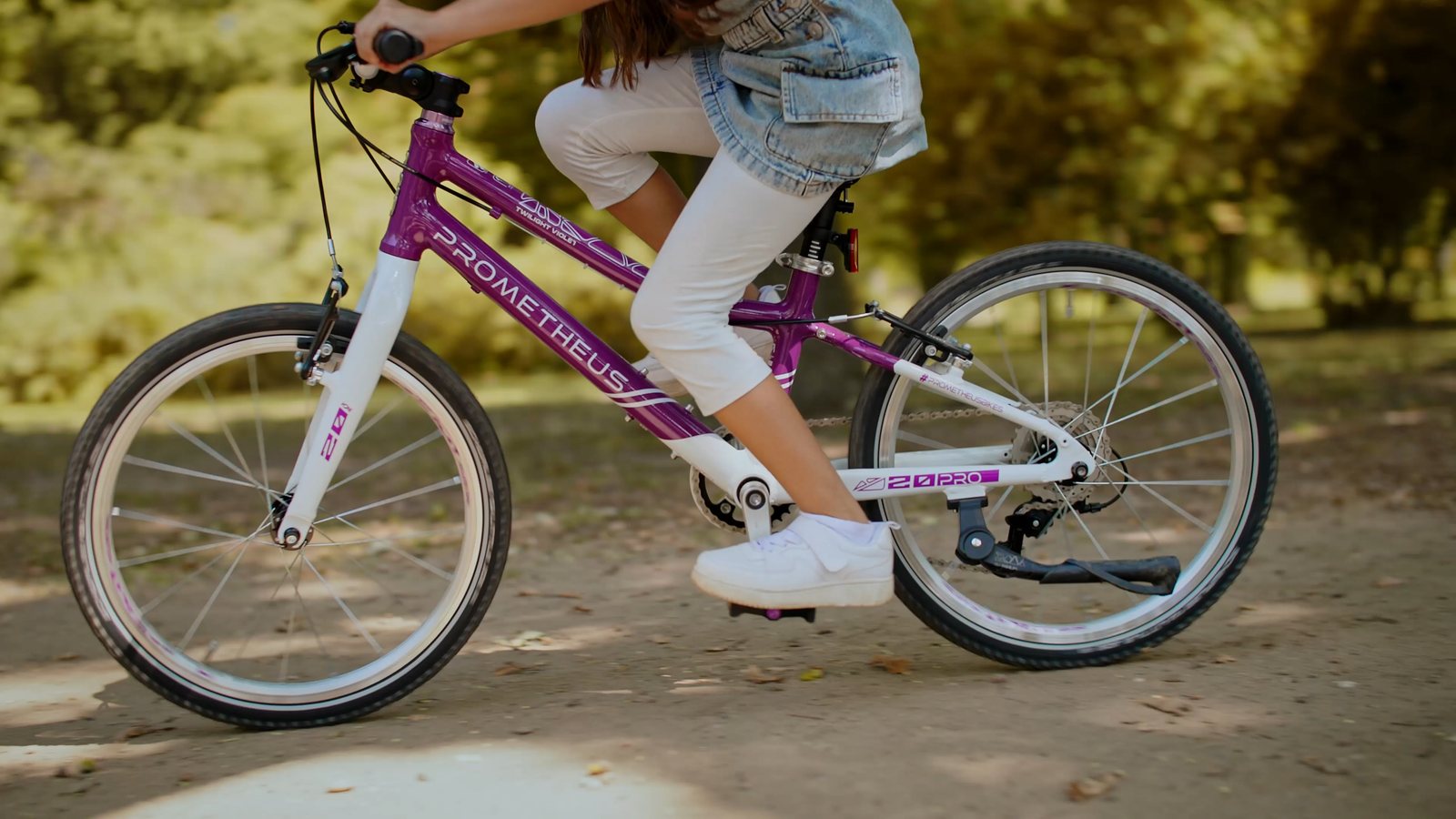 Kind fährt auf einem Fahrrad durch einen Park