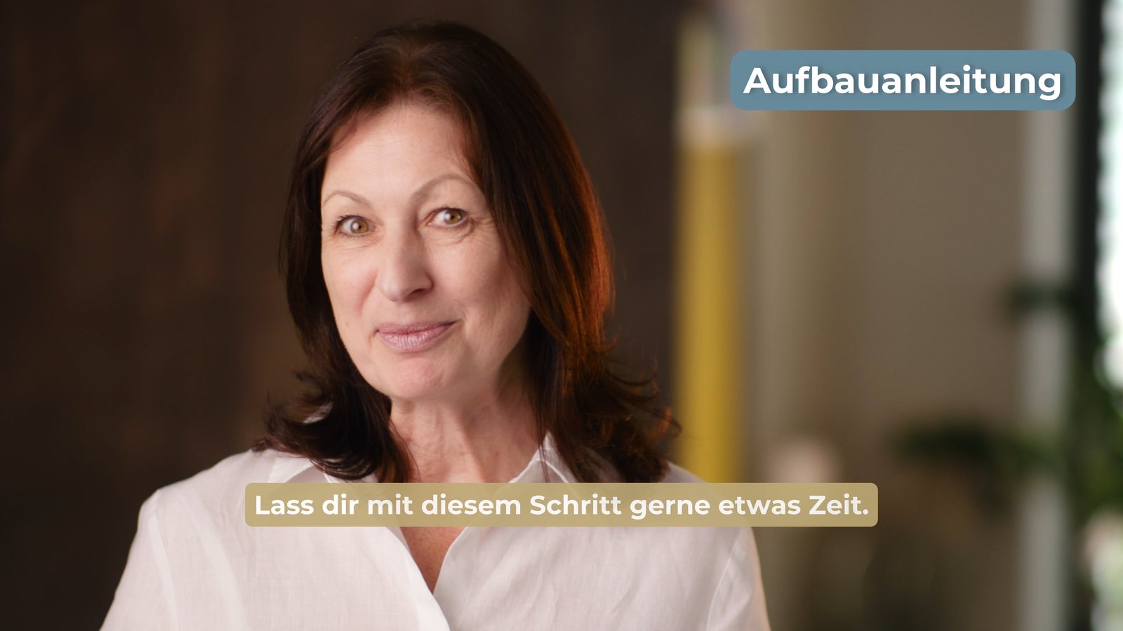 Sprecherin vor der Kamera mit eingeblendetem Untertitel
