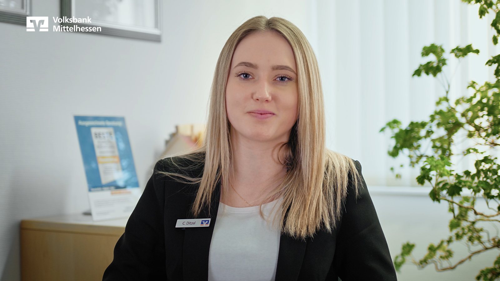 Mitarbeiterin einer Bankfiliale im Interview