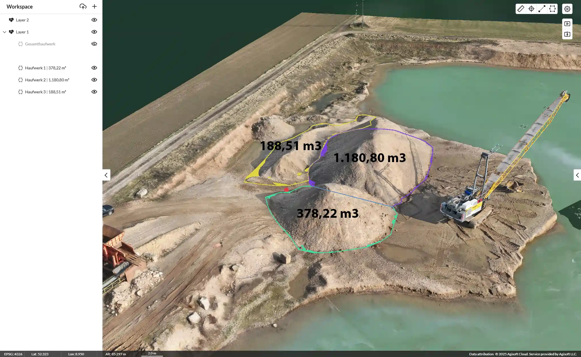 Luftaufnahme einer Baustelle mit drei markierten Erdanhäufungen und ihren Volumenangaben in Kubikmetern.