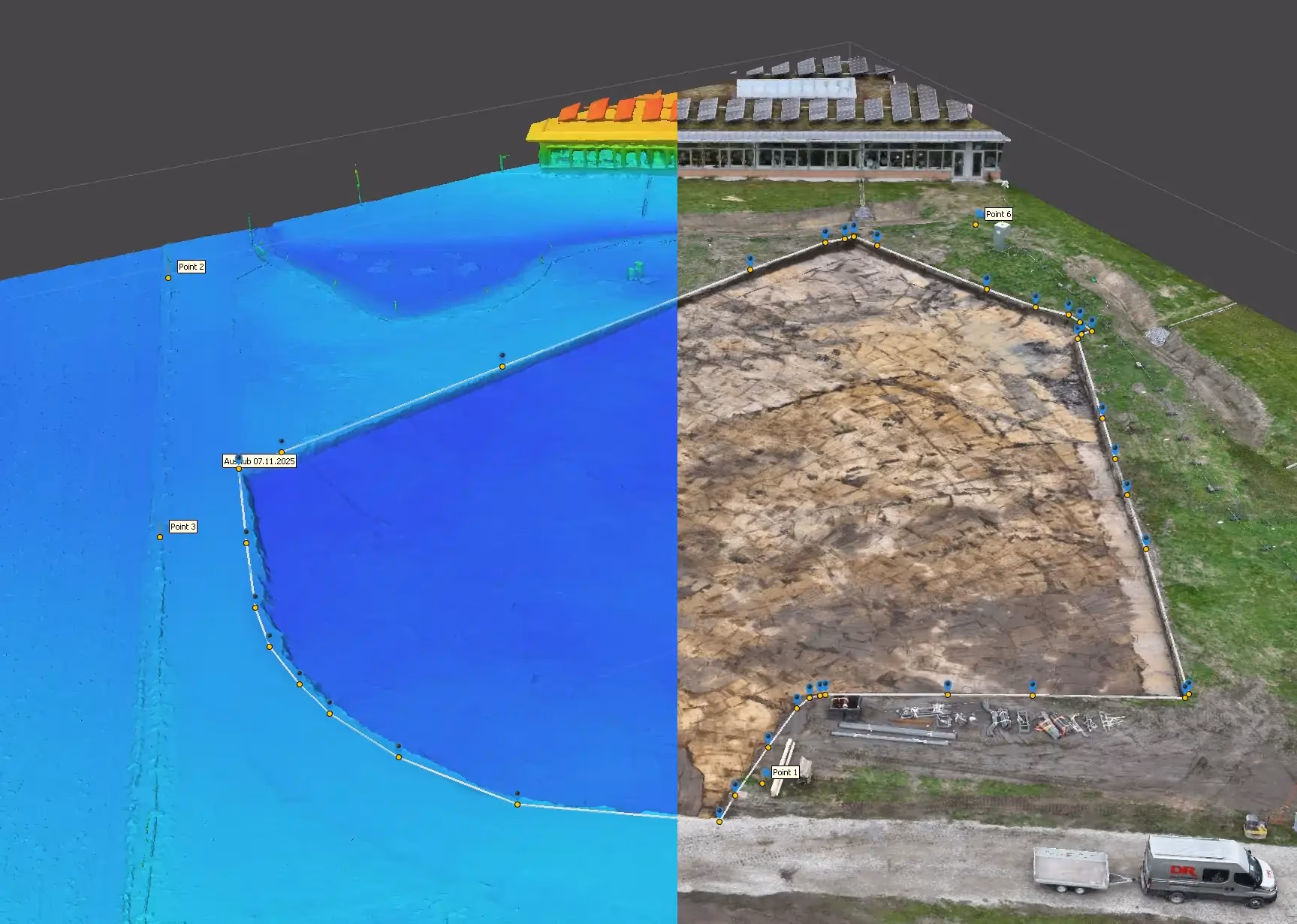 Baustelle halb digital mit 3D-Tiefenkarte (blau) und halb Luftbild der ausgehobenen Erde.