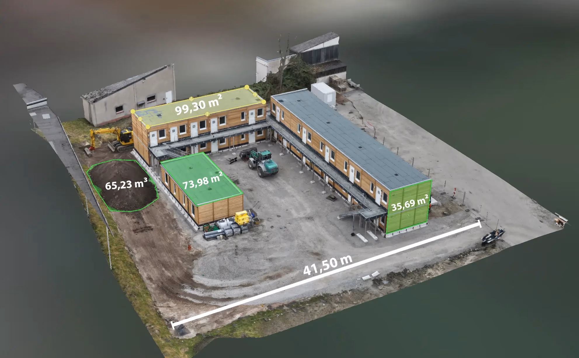 Luftbild eines Gebäudekomplexes mit Flächenmaßen in Quadratmetern und Kubikmetern markiert.