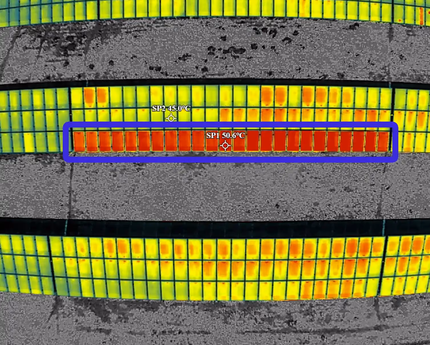 Thermografiebild von Solarmodulen; eine Modulreihe ist rot markiert mit höheren Temperaturen.