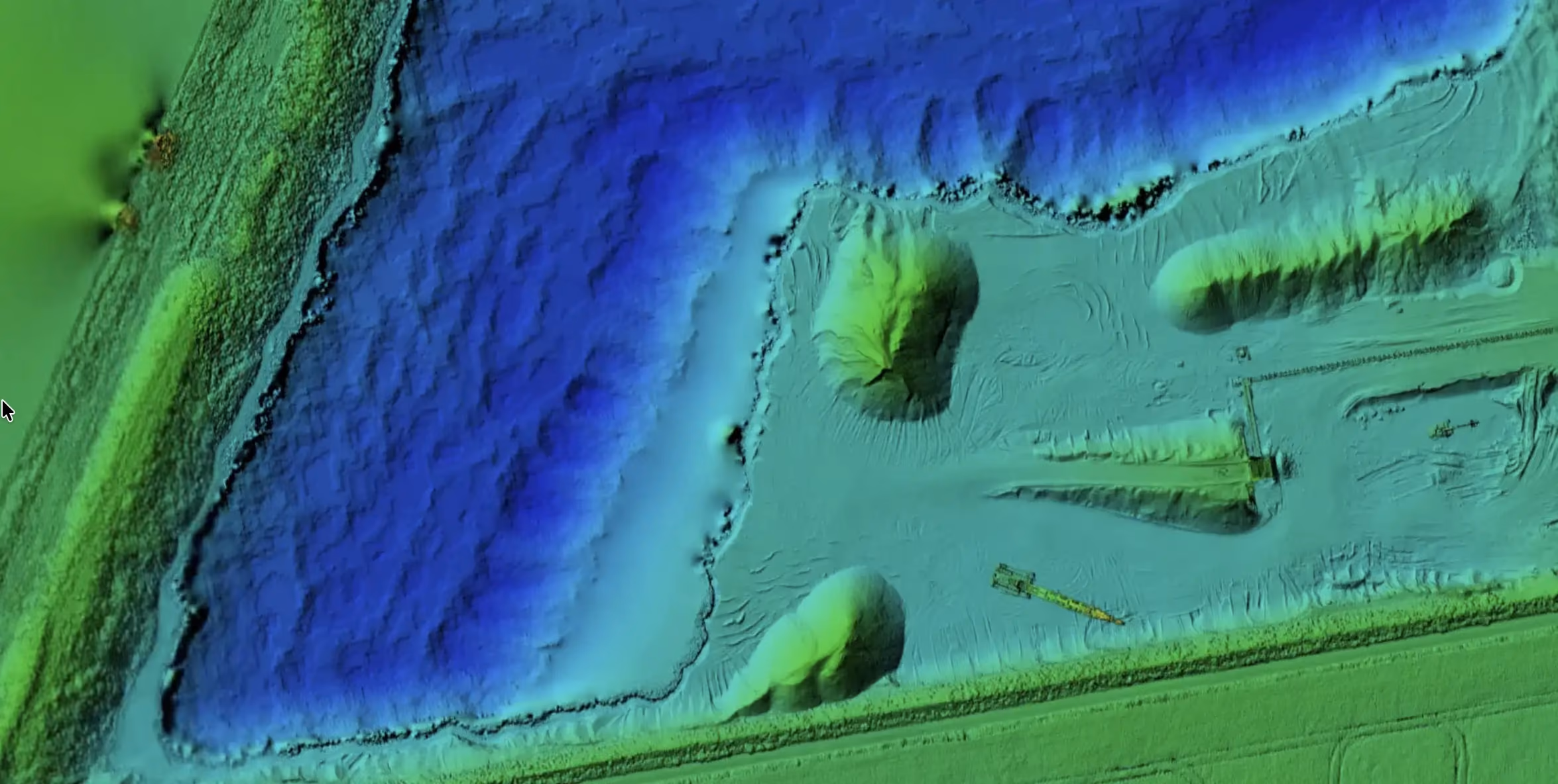 3D-Modell eines Gewässers mit Ufer und unterschiedlich tiefen Bereichen, dargestellt in Blau und Grün.