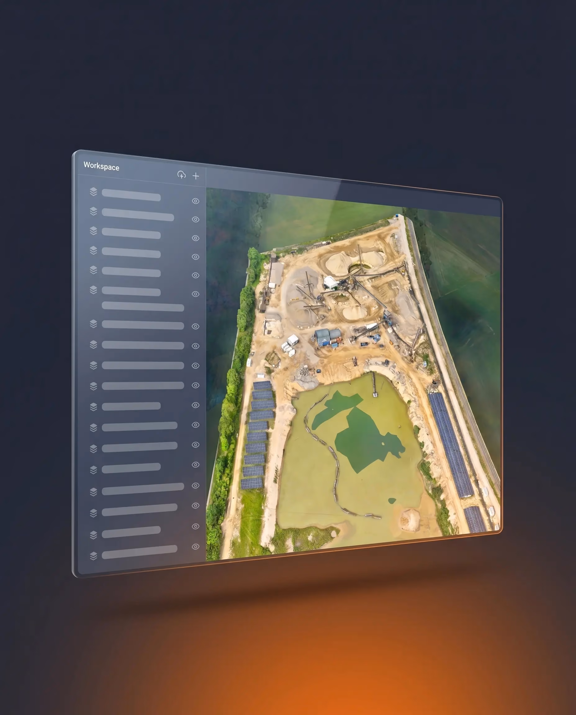 Drohnenaufnahme einer Baustelle mit Sonnenkollektoren, Wasser und Baustoffhaufen in GIS-Software.