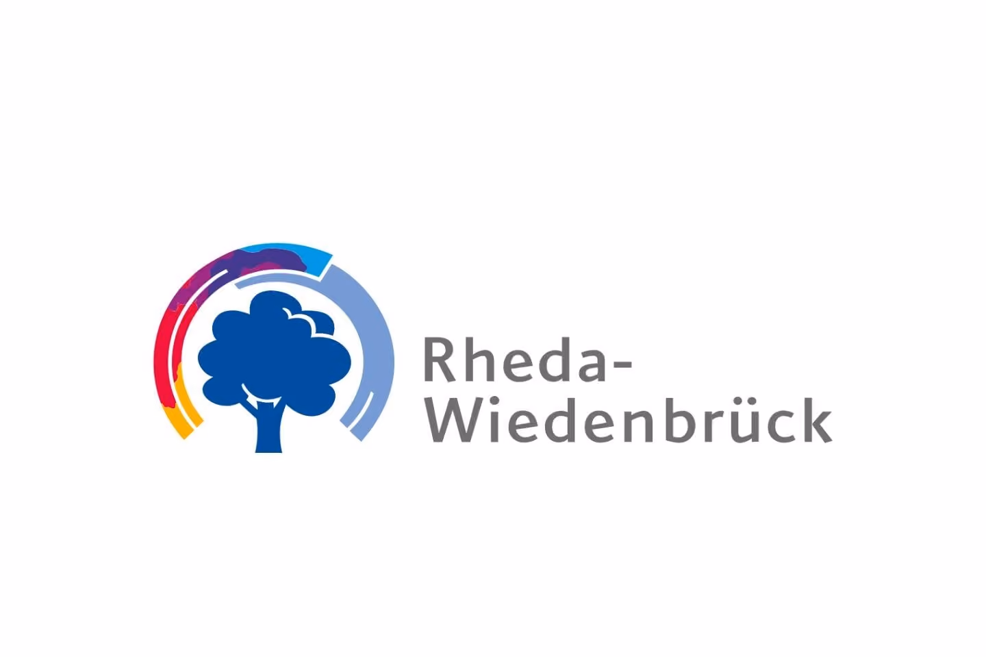 Logo mit einem blauen Baum und bunter halbkreisförmiger Grafik, daneben Text Rheda-Wiedenbrück.