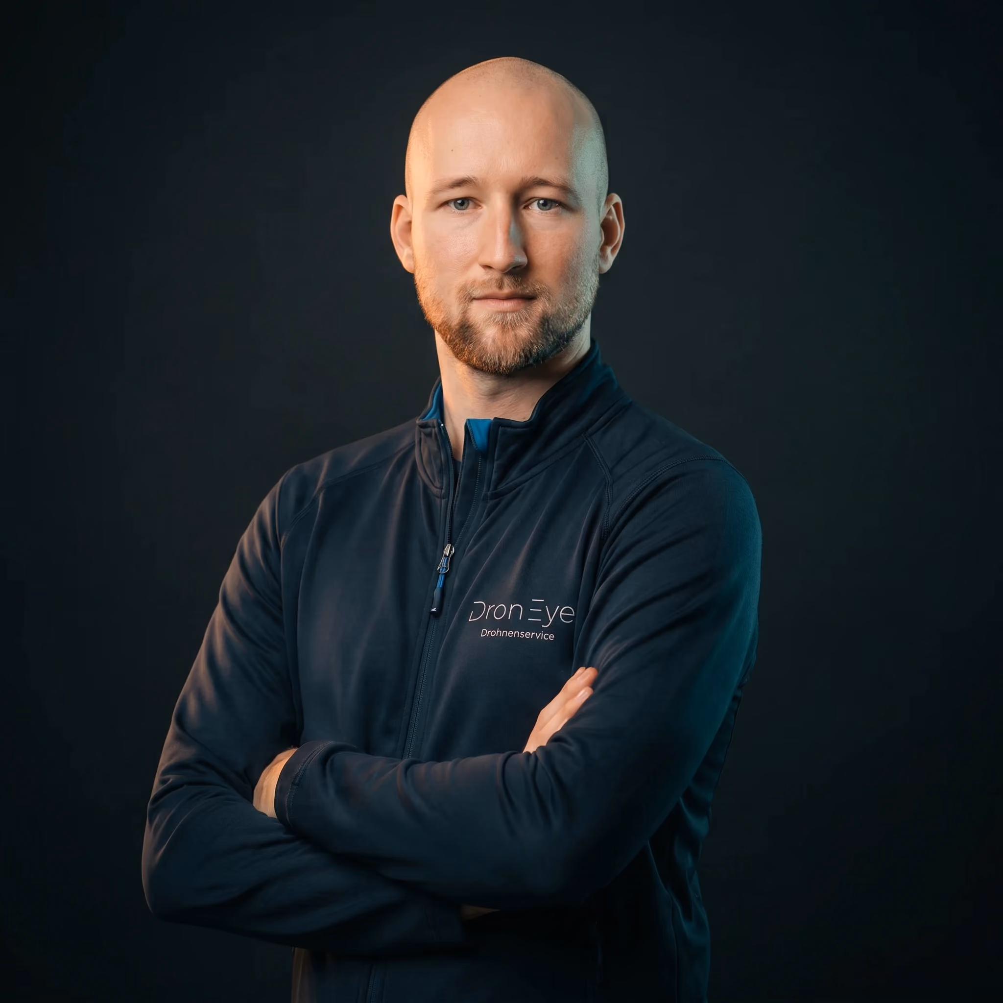 Porträt von Alexander Klasmeier, Gründer und Drohnenpilot bei DronEye.