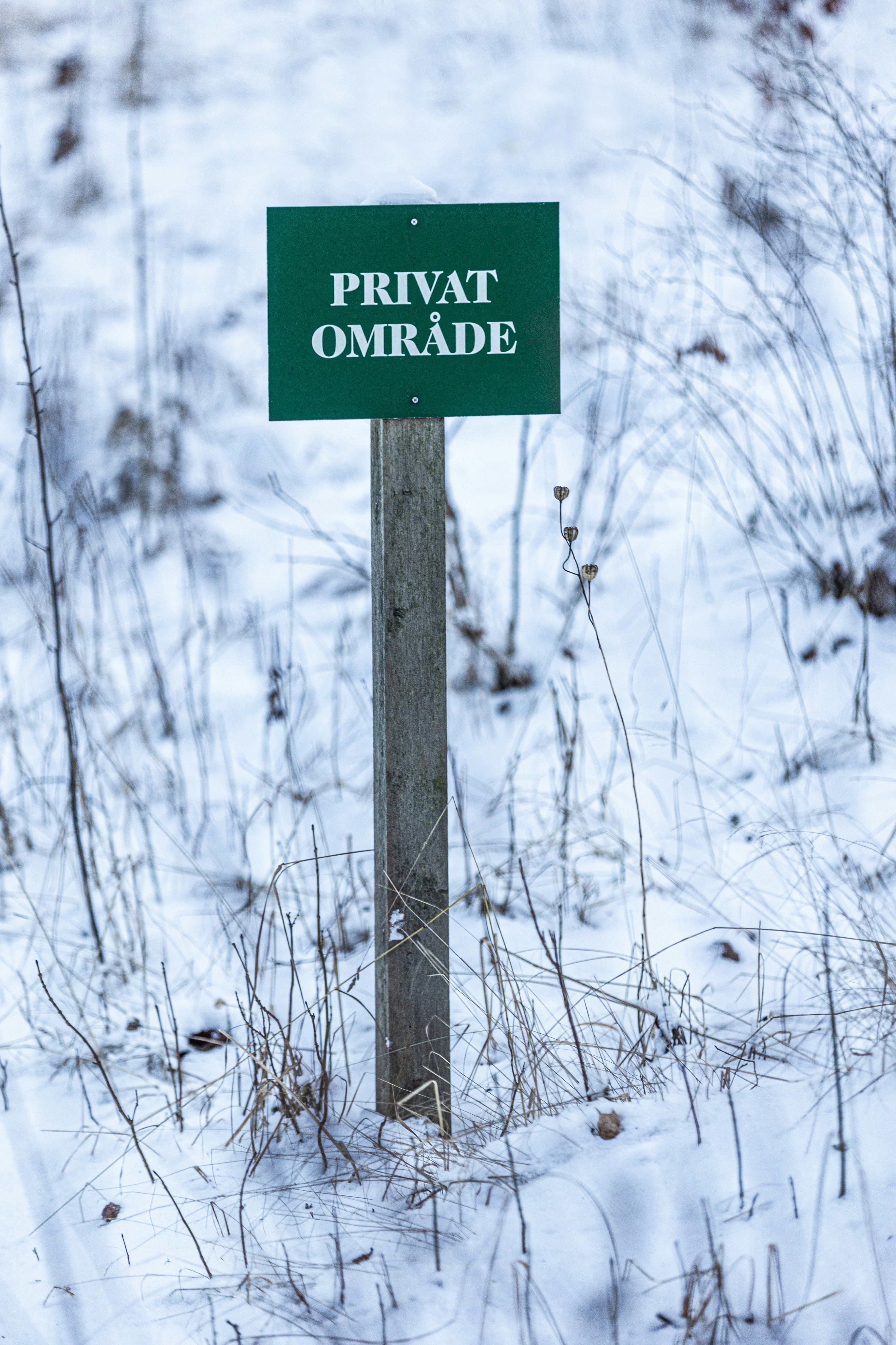 Schild "Privatgrundstück" im Schnee – Räum- und Streupflicht auf privatem Grund