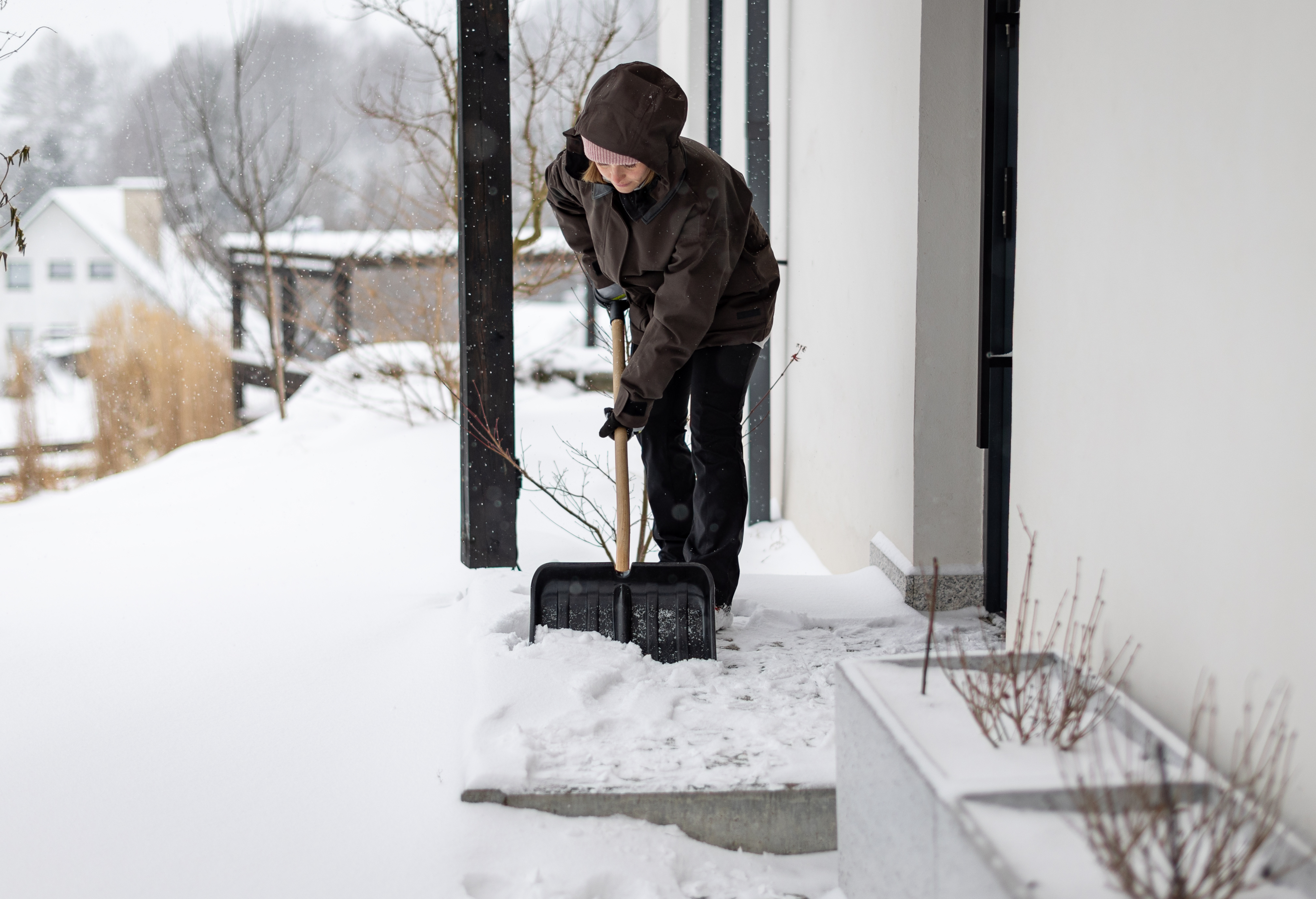Winterdienst am Hauseingang – Gehweg von Schnee befreien