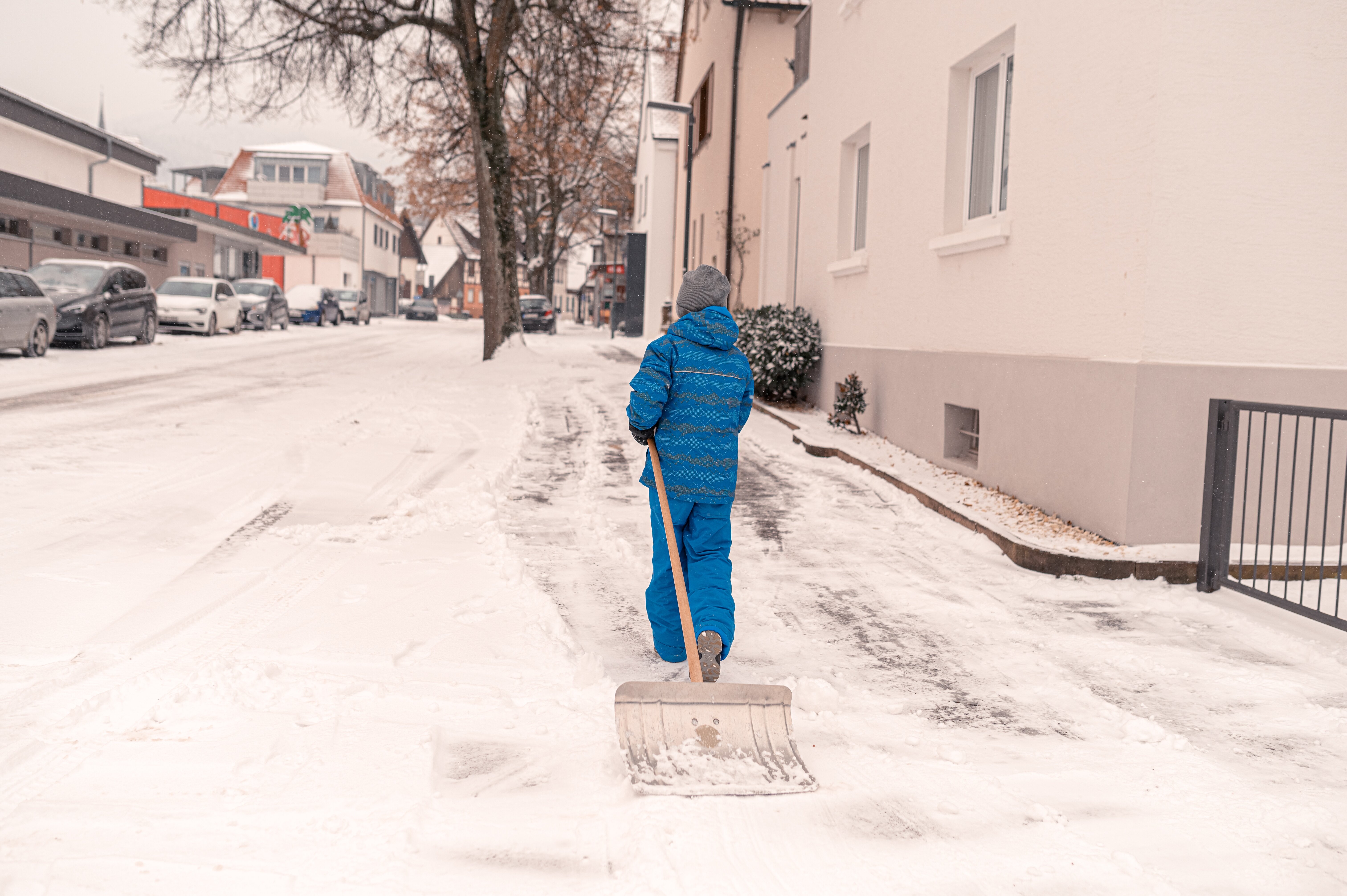 Schneeräumpflicht im Mehrfamilienhaus – Gehweg wird geräumt