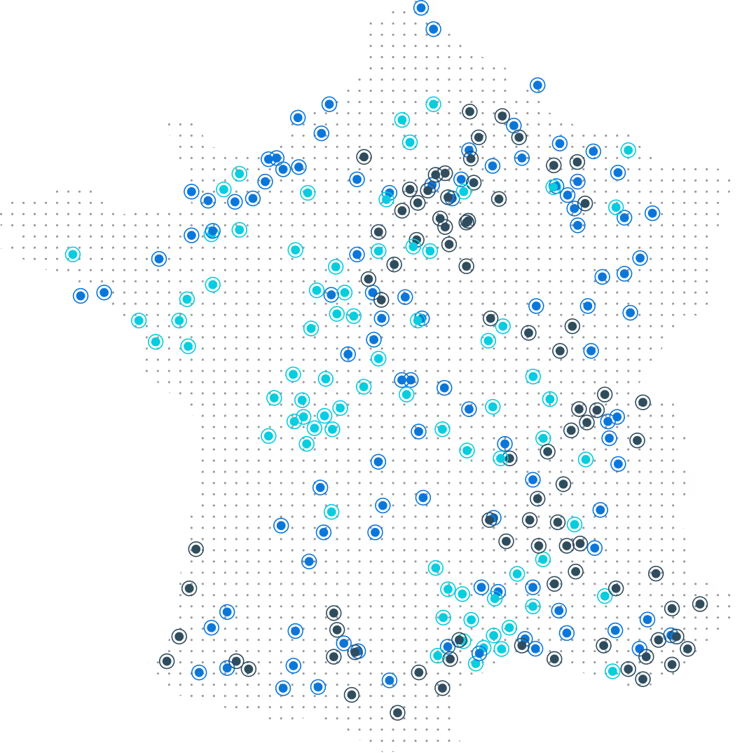 Carte de la France avec des points bleus et cyan montrant des emplacements répartis dans tout le pays.