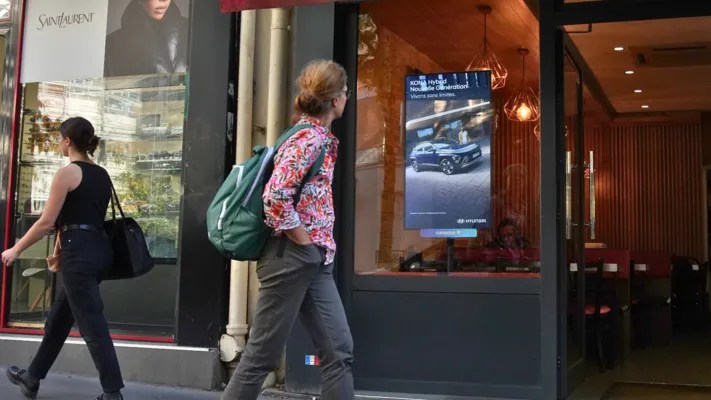Publicité digitale extérieure sur un écran DOOH à Paris, captant l’attention des passants dans un environnement urbain saturé.