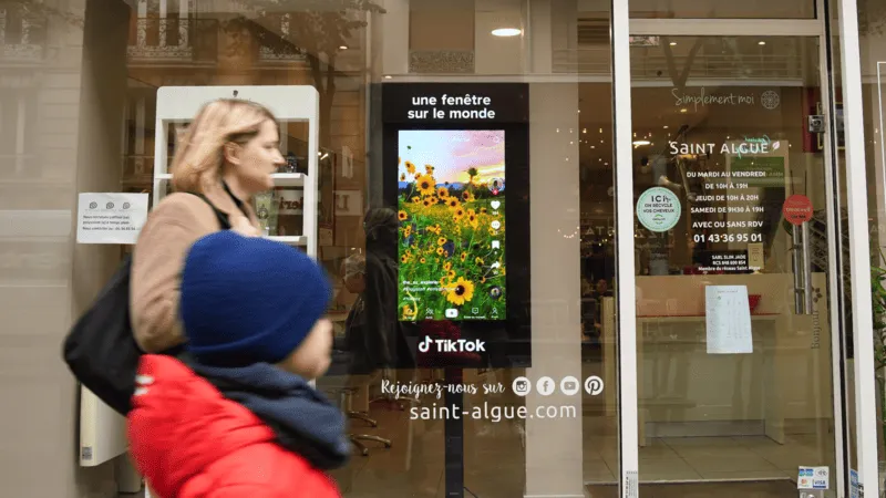 Exemple d’une stratégie marketing intégrée combinant DOOH et publicité digitale sur mobile.
