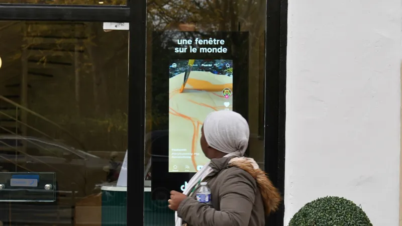 Écran publicitaire DOOH affichant un message dynamique en fonction du contexte urbain.
