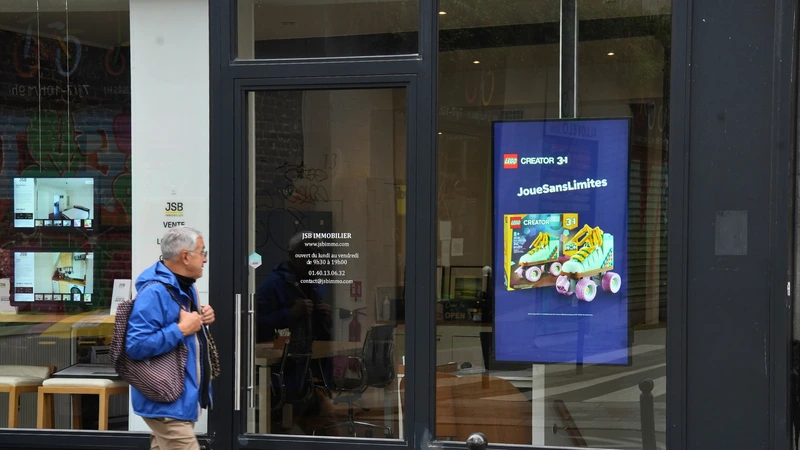 Écran digital affichant des données analytiques sur l’impact d’une campagne DOOH sur les téléchargements d’une application.