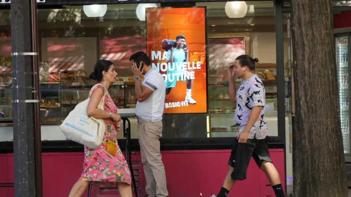 Panneau DOOH diffusant une publicité immersive captant l’attention et stimulant la mémorisation du message.