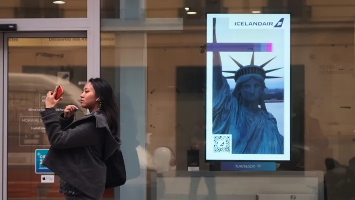 Affichage digital dynamique avec un visuel percutant et coloré attirant l’attention des passants.