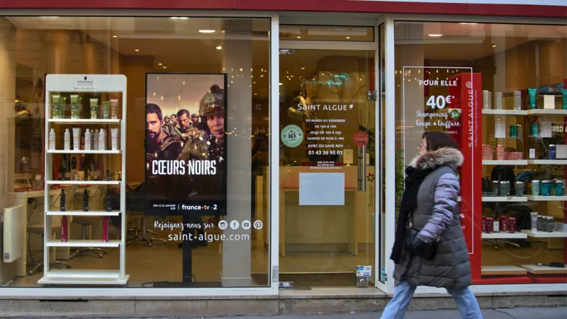 Écran d'affichage numérique placé dans un lieu fréquenté, attirant l’attention des passants et maximisant l’exposition de la campagne publicitaire.