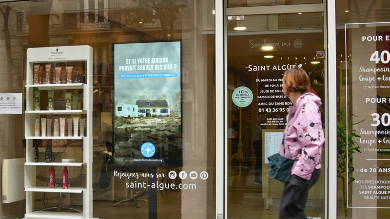 Écran dynamique diffusant une publicité percutante en milieu urbain, captant l’attention des passants.