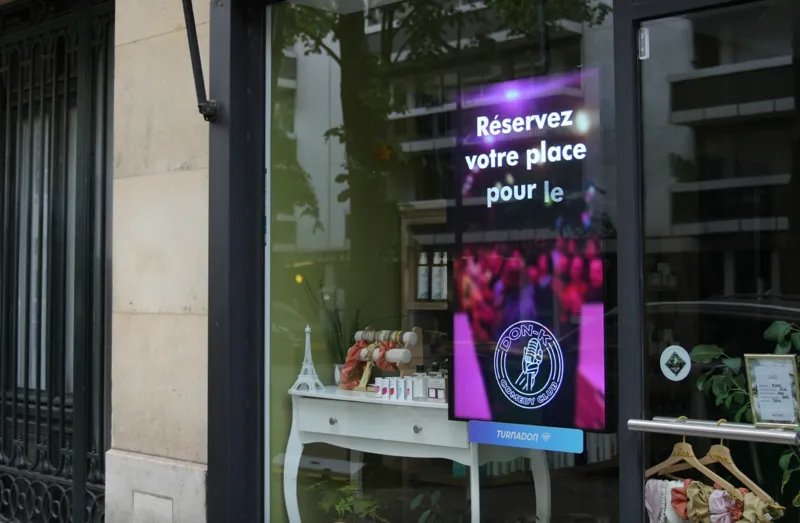 Ecran DOOH montrant une campagne couplée avec l'impact des influenceurs.