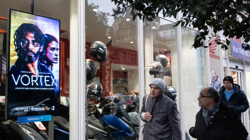Illustration d'une campagne DOOH programmatique avec ciblage automatisé et diffusion en temps réel