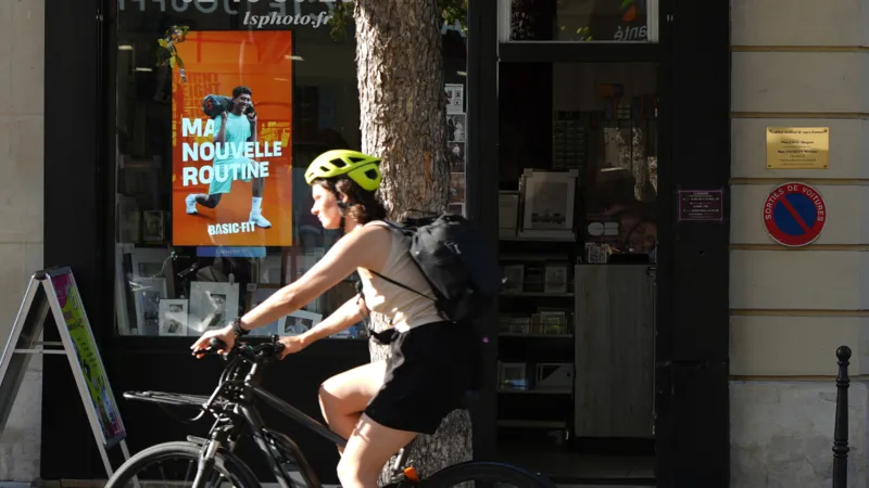 Un écran affichant une campagne avec un visuel dynamique attirant l'attention des passants