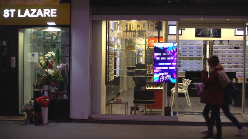 Un panneau d'affichage DOOH aidant à synchroniser la publicité avec les autres canaux comme les réseaux sociaux.
