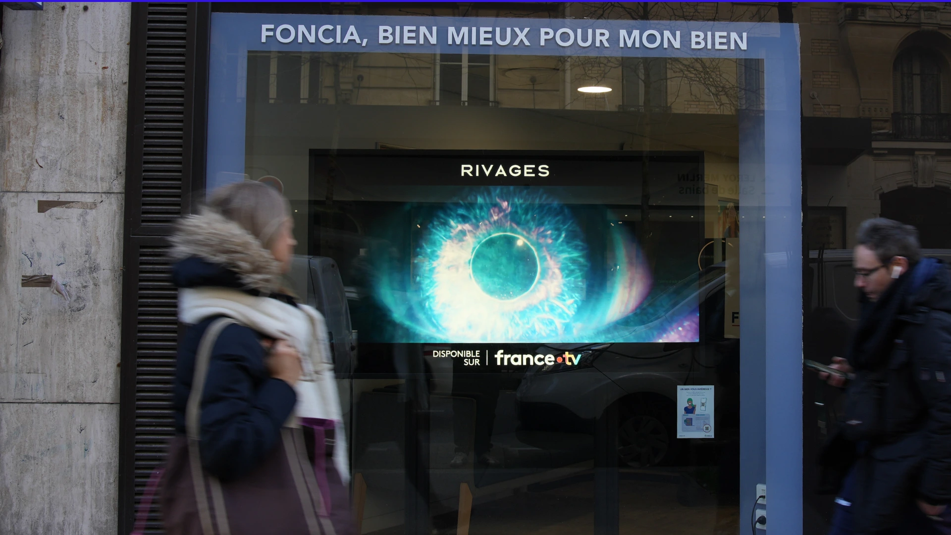 Ecran digital permettant augmentation du trafic en magasin grâce à une campagne DOOH ciblée et optimisée.