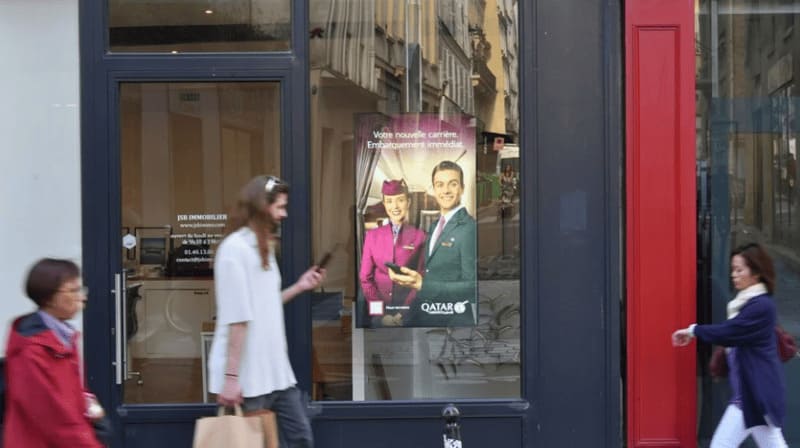 Écran DOOH affichant un message personnalisé selon l’emplacement et le profil des passants.