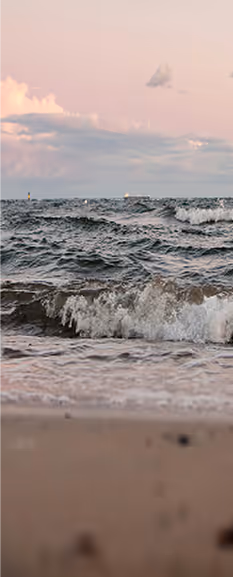 Wellen brechen am Ostseestrand – Inspiration für den Namen Nalu, hawaiianisch für Welle