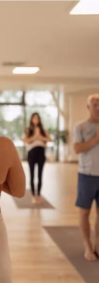 Yoga Gruppe steht auf Matten im nalu Yoga Studio Rostock