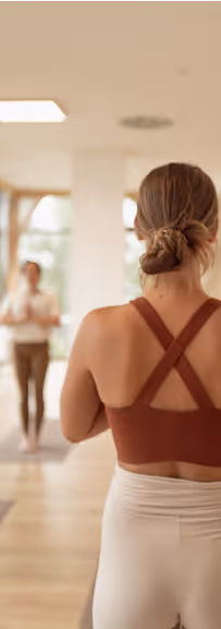 Yogalehrerin von hinten im nalu Yoga Studio Rostock