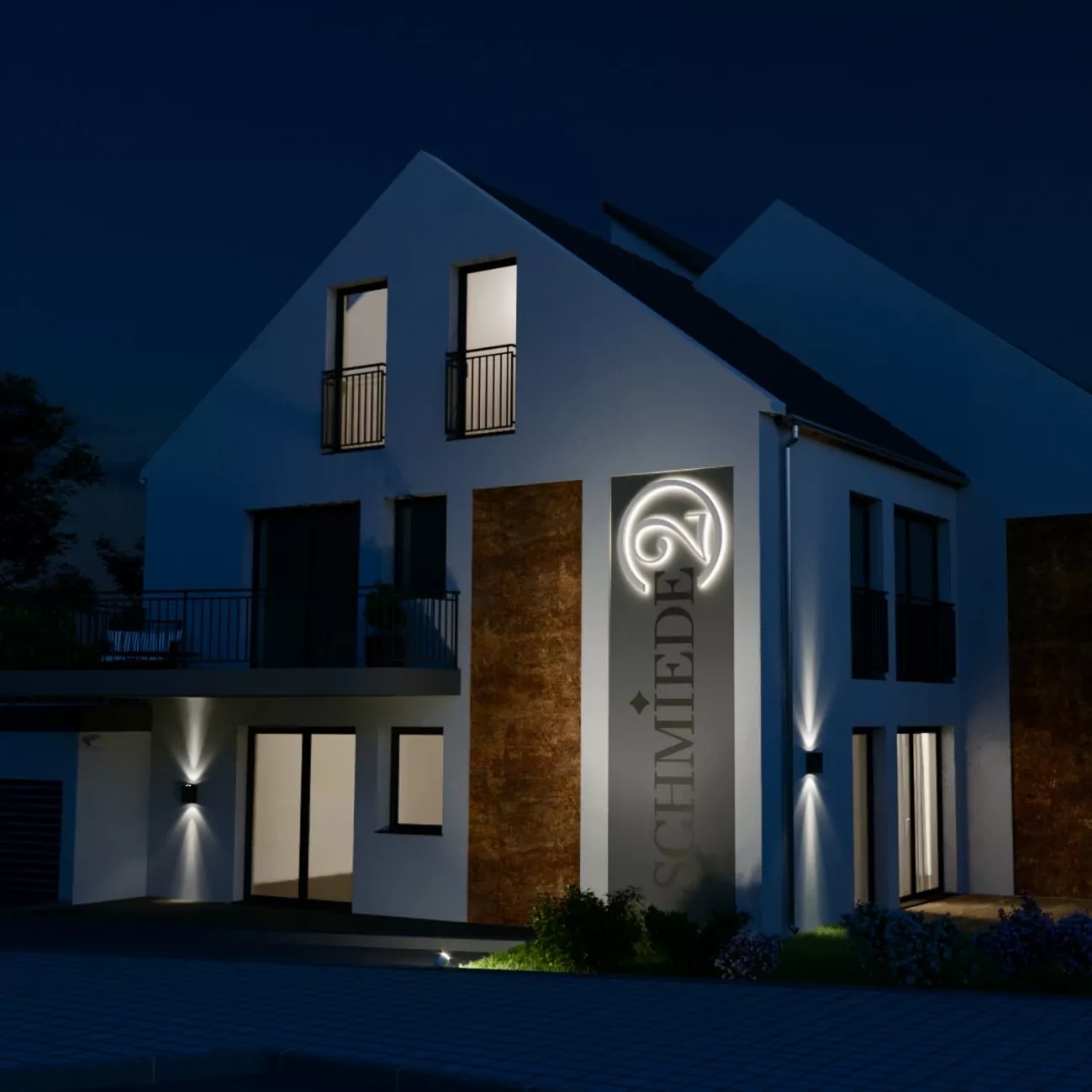 Modern Haus mit beleuchtetem Schild 'Schmiede 27' bei Nacht.