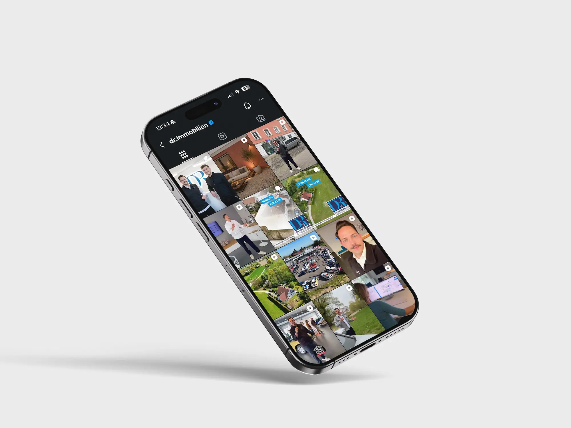 Smartphone zeigt Instagram-Profil dr.immobilien mit Videos und Bildern zu Immobilienangeboten.