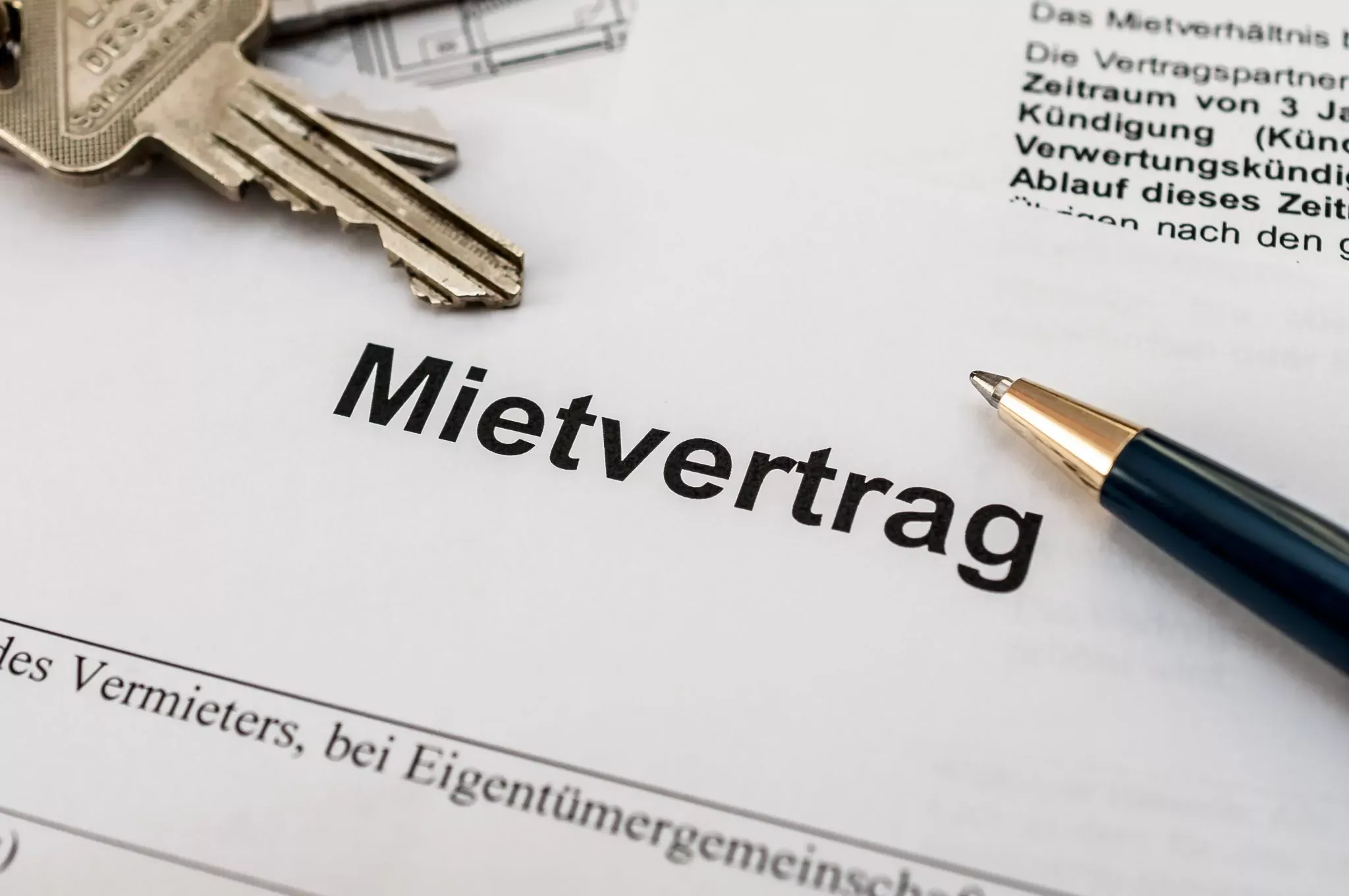 Schlüssel und Stift auf einem Mietvertrag-Dokument.