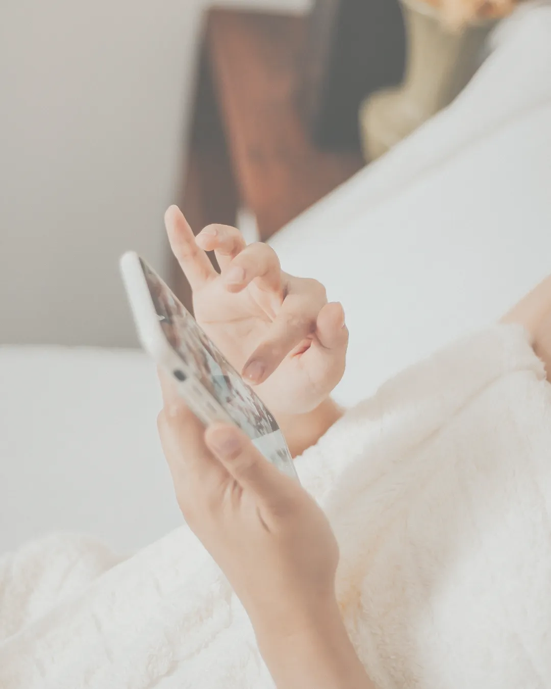 Femme qui cherche un thérapeute sur Google