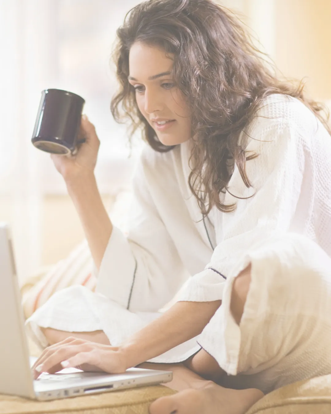 Femme qui travaille sur son ordinateur