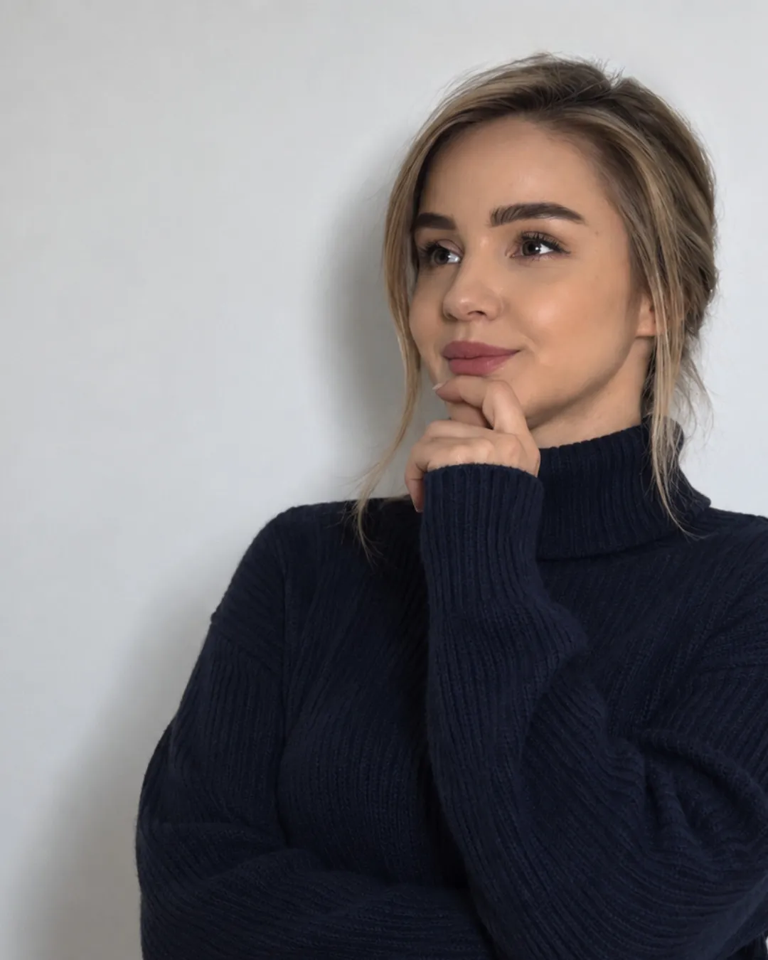 Photo de portrait de Marine Boissin pull bleu marine