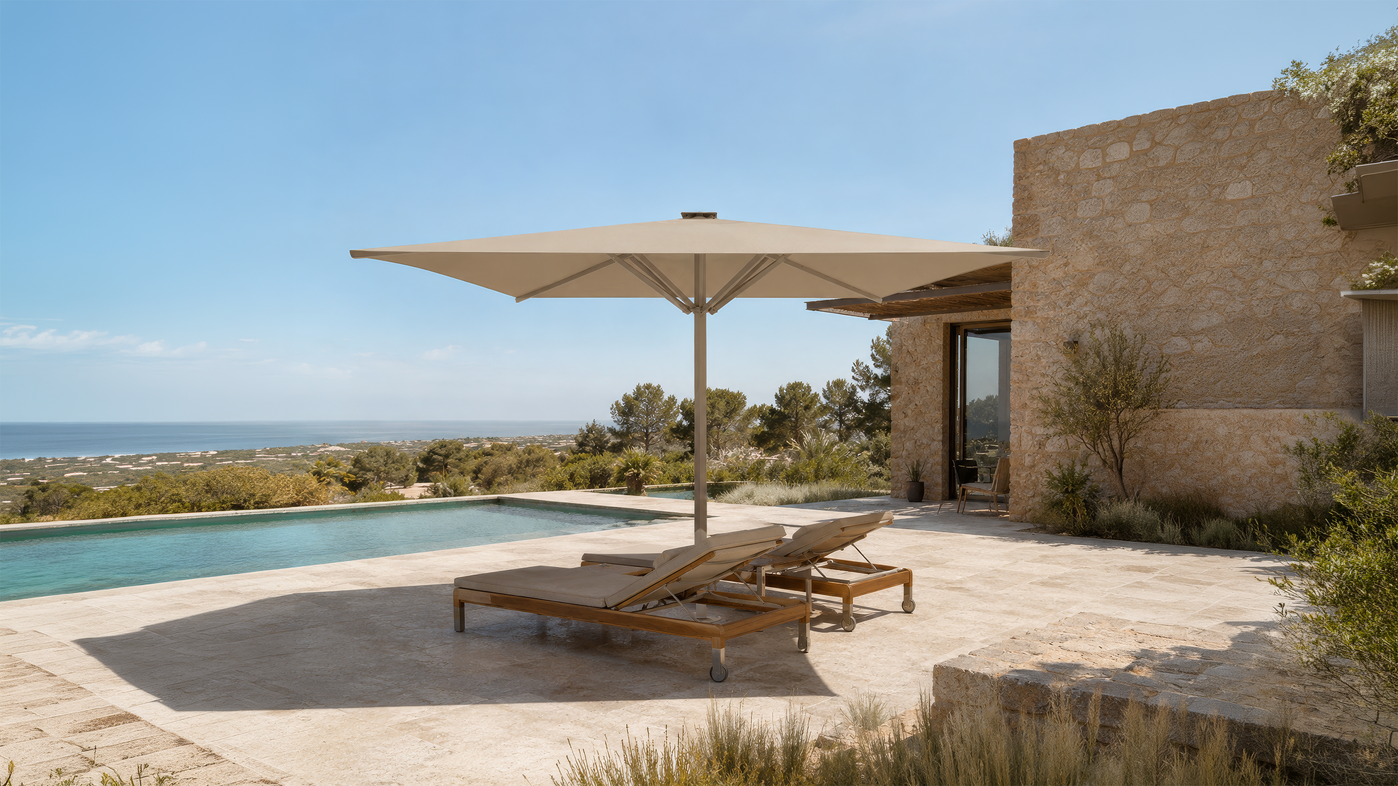 Mesa de comedor con sombrilla en patio junto a piscina y muebles de exterior en jardín