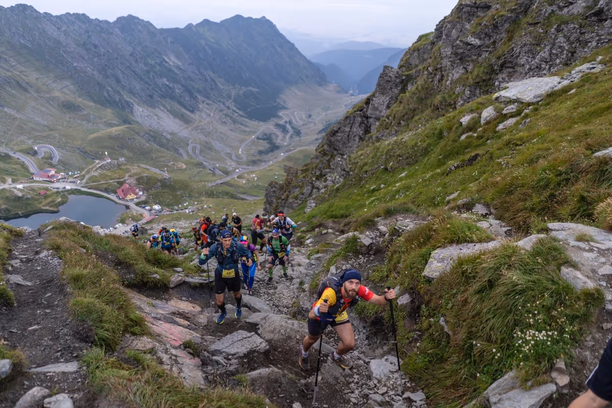 Competiție sportivă desfășurată la Bâlea Lac, în căldarea glaciară