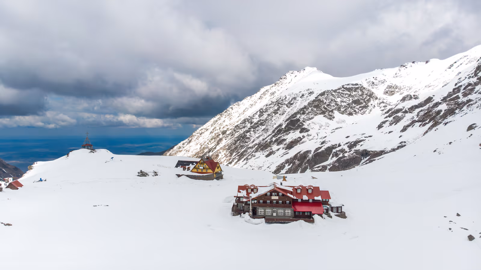 Căldarea glaciară Bâlea sub zăpadă, cu creasta Făgărașului în fundal