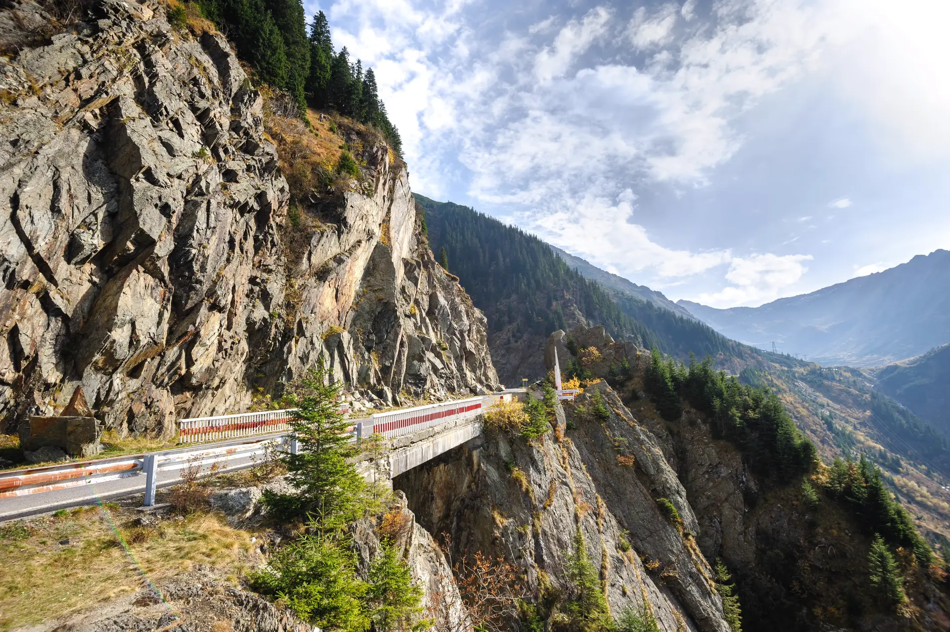 Porțiune din DN7C — Transfăgărășanul săpat în stâncă, deasupra văii