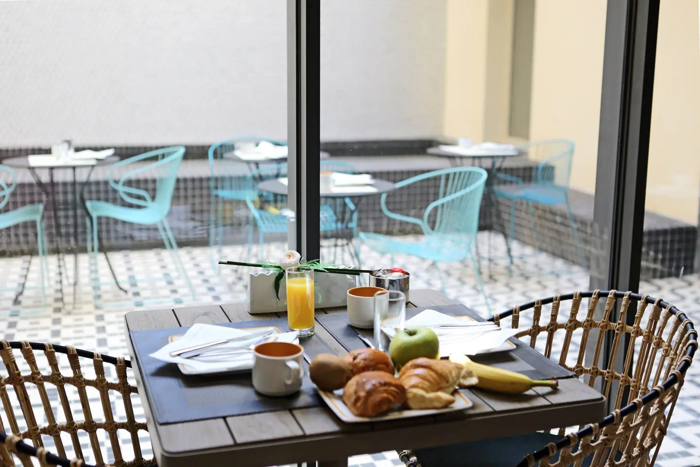 Petit-déjeuner servi en terrasse à l'Hôtel La Joliette