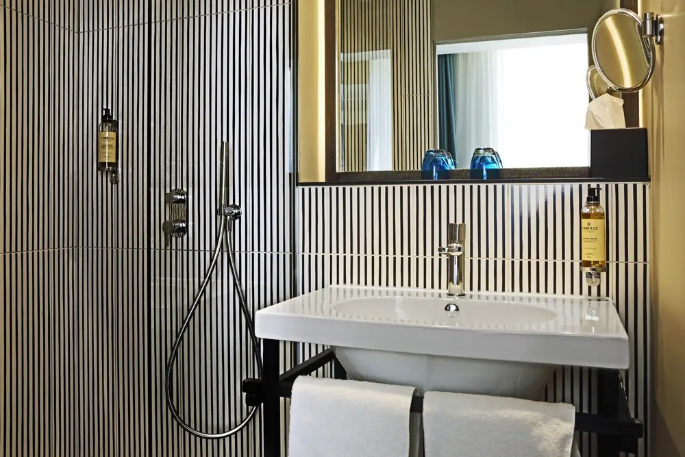Salle de bain avec lavabo et douche à l'italienne