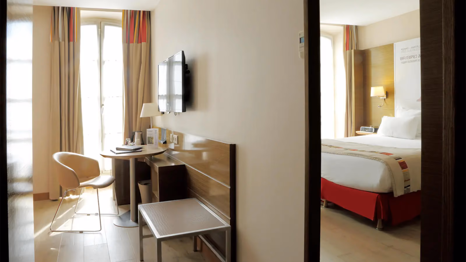 Chambre Supérieure : bureau, fenêtre et grand lit